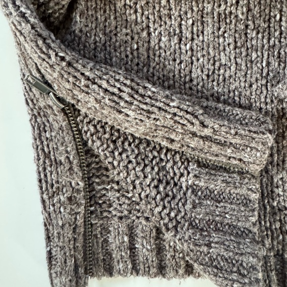 American Eagle outfitters size medium sweater.GUC - Picture 6 of 8